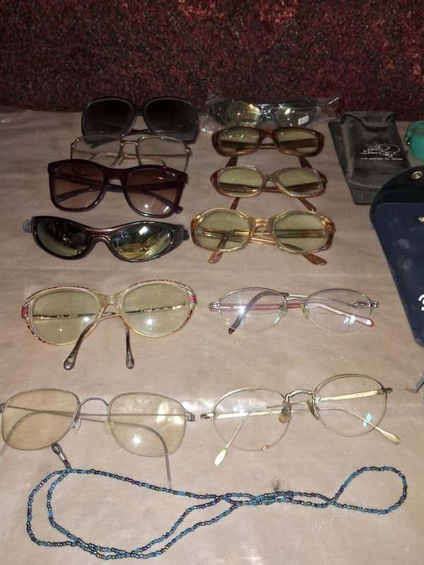 Lote siguiente: Lentes y estuches para lentes en gran lote