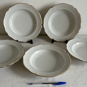 Lote siguiente: Juego de 5 Platos Hondos de Porcelana Alemana Hutschenreuther Bavaria "Ingeborg"