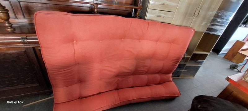 Lote siguiente: Almohadón de futon rojo en excelente estado