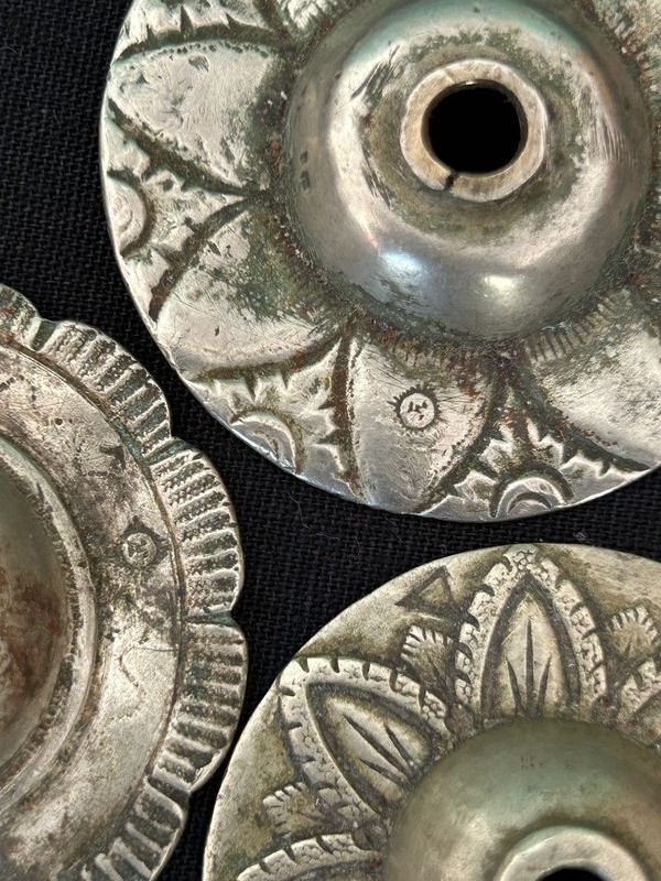 Colección de argollas y copas de freno en metal blanco con sello sol - imagen 4