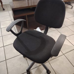 Lote anterior: Silla de Oficina Negra con Brazos y Ruedas