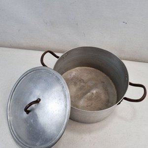 Olla Grande de Aluminio con Asas de Hierro y Tapa - imagen 3