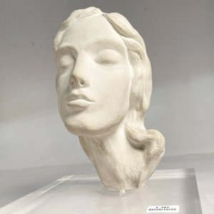 Busto de Mujer en Yeso sobre Base de Acrílico - imagen 2
