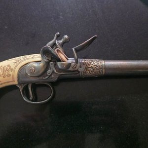 Lote anterior: Pistola Antigua Belga de Avancarga Siglo XVIII, Empuñadura de Marfil