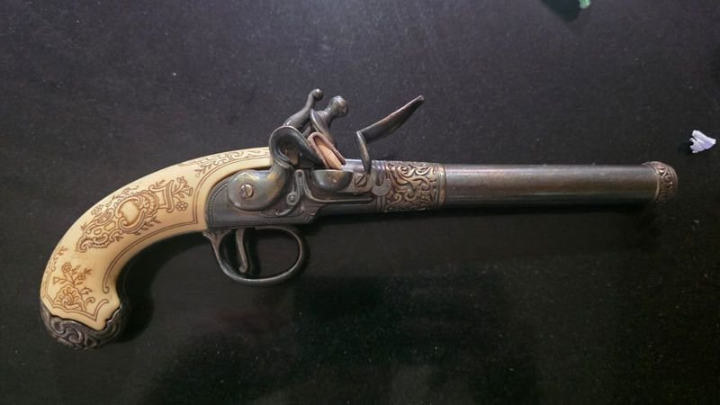 Pistola Antigua Belga de Avancarga Siglo XVIII, Empuñadura de Marfil