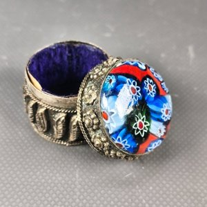 Caja de Metal con Tapa Millefiori y Diseños en Relieve - imagen 6
