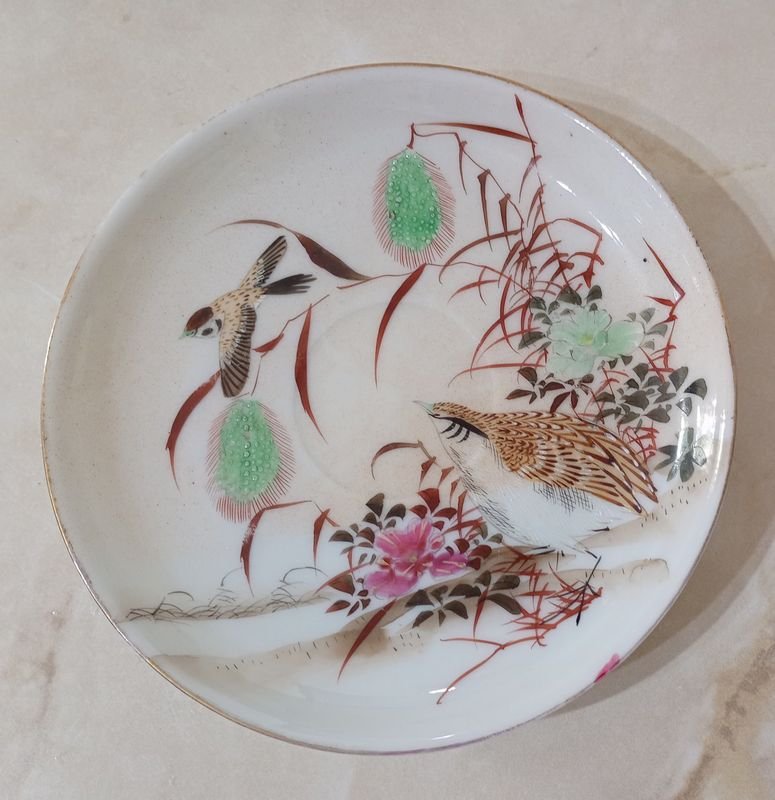 Platillo de Opalina blanca, pintado a mano. Motivo faisán y vegetación. - imagen 3