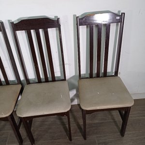 Lote de Cuatro Sillas de Madera con Tapizado Desgastado - imagen 3