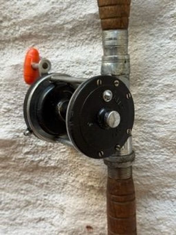 Lote siguiente: Caña de pescar con reel frontal industria uruguaya - Equipamiento deportivo