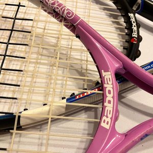 Lote se observa equipamiento de tenis de la marca Babolat - imagen 4
