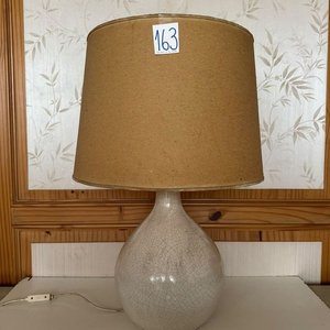 Lámpara de Cerámica Blanca con Base Redonda y Pantalla Texturizada - imagen 3