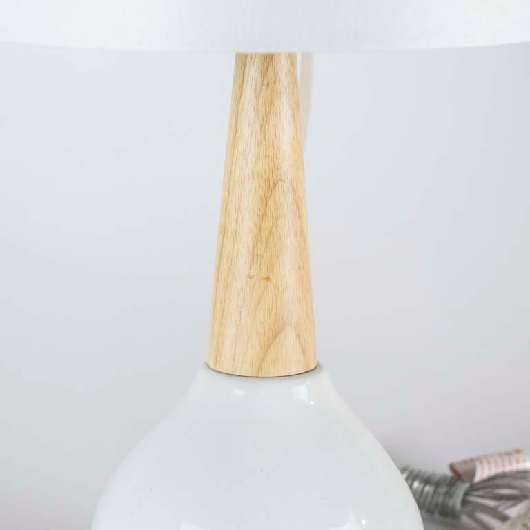 Lámpara de mesa de una luz en cerámica blanca y madera - imagen 2