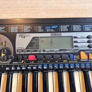 Teclado Yamaha PSR-79 con Transformador y Estuche - imagen 1