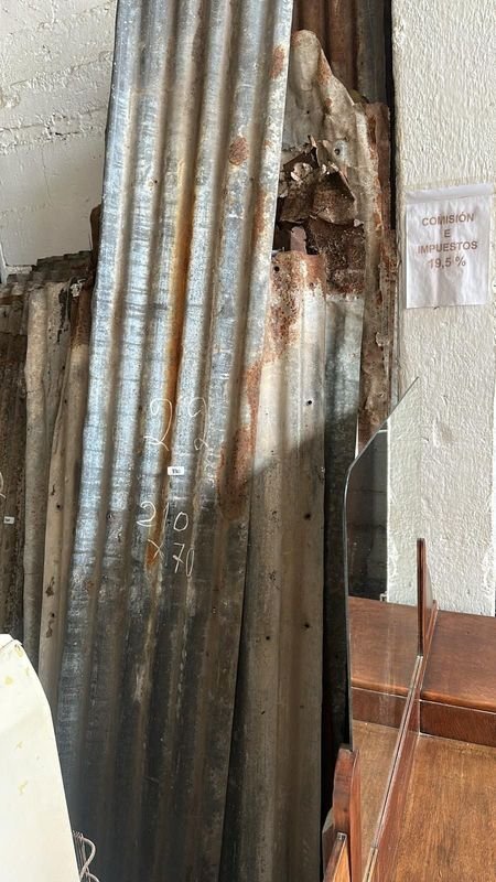 Lote siguiente: Chapas de zinc deterioradas y signos de corrosión