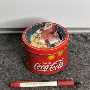 Lata Decorativa Coca-Cola con Vela Aromática Navideña - imagen 1