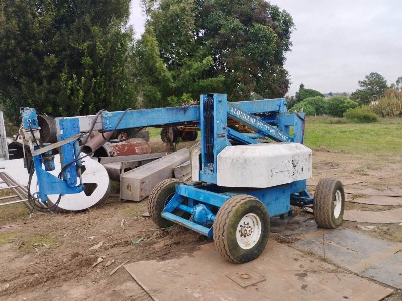 Plataforma Elevadora Articulada Azul con Faltantes