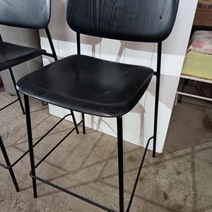 Par de Banquetas Altas Modernas Negras - imagen 3