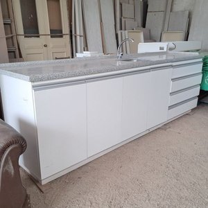 Lote siguiente: Mueble Bajo Mesada Blanco con Tapa de Granito, Pileta y Grifería