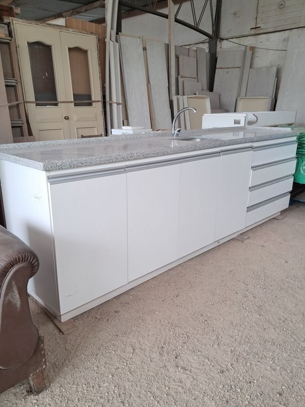 Mueble Bajo Mesada Blanco con Tapa de Granito, Pileta y Grifería