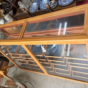 Vitrina Mostrador Antigua de Pino Restaurada con Cajones y Tiradores Metálicos - imagen 9