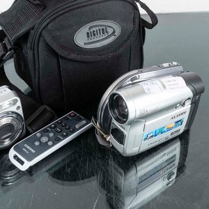 Cámara Sony y Filmadora Samsung con Estuche - imagen 2