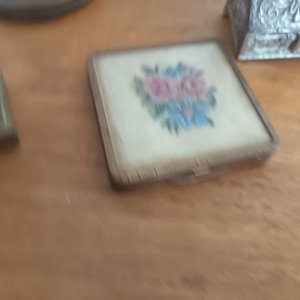 Lote de Adornos Indígenas y Cajas Antiguas para Maquillaje - imagen 11
