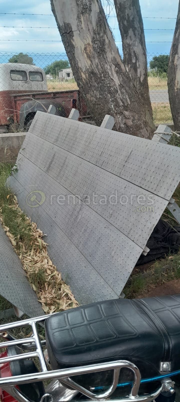 Plataforma Metálica Industrial con Textura Antideslizante