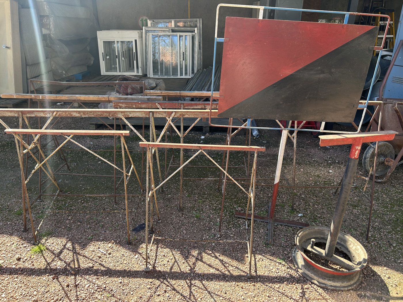 Lote #069 – Ocho caballetes de hierro mas cartel