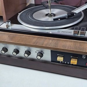 Tocadiscos Philips Vintage con Parlantes de Madera - imagen 5