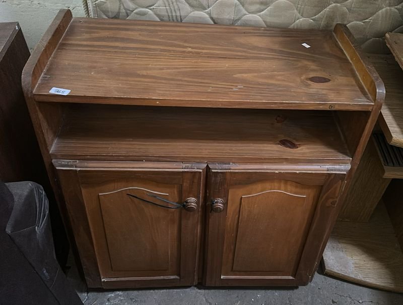 Lote anterior: Mueble para TV de dos puertas en buen estado