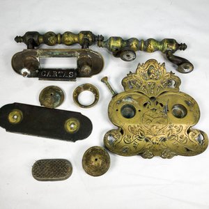 Lote anterior: Lote de 4 Piezas Antiguas: Pestillos de Bronce, Porta Cartas y Tintero Decorado