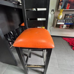 Juego de 2 Butacas Altas de Madera Negra con Asiento Naranja - imagen 5