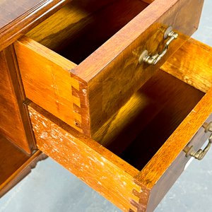 Comodín Inglés de Caoba con Dos Cajones y Estantes - imagen 3