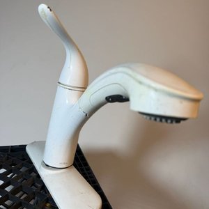 Grifería Monocomando Moen Blanca con Teléfono y Colillas - imagen 3
