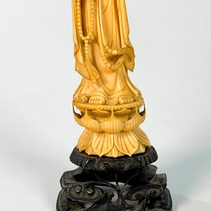 Talla de Marfil: Diosa Oriental de la Compasión Kuan Yin con Base de Madera - imagen 3