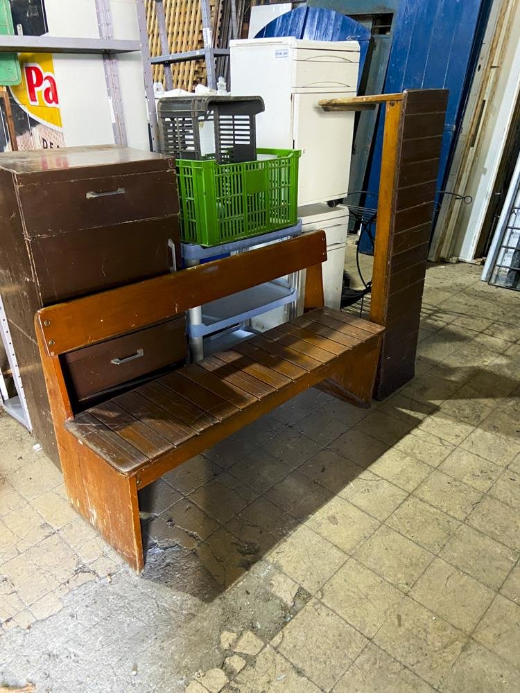 Dos bancos de madera pino nacional, uno con respaldo