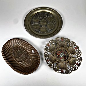 Lote siguiente: Tres Centros de Mesa Judaicos Labrados en Metal