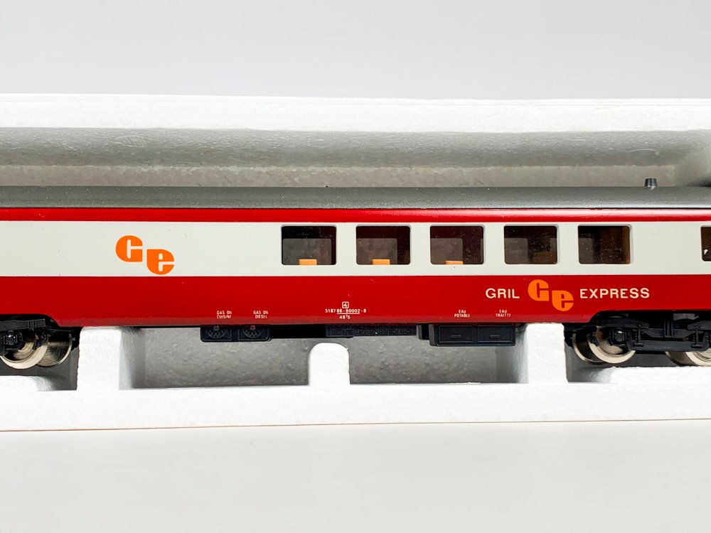 Vagón de tren GE, color rojo y blanco - imagen 4