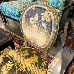 Lote de Muebles y Decoración Oriental: Mesa, Sillas y Alfombras - imagen 2