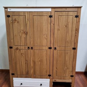 Lote siguiente: L 967 - Robusto ropero de madera de pino con detalles en blanco, puertas con herrajes de hierro estilo forja y cajon inferior, ideal para