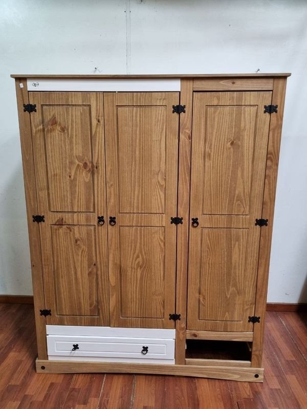 L 967 - Robusto ropero de madera de pino con detalles en blanco, puertas con herrajes de hierro estilo forja y cajon inferior, ideal para