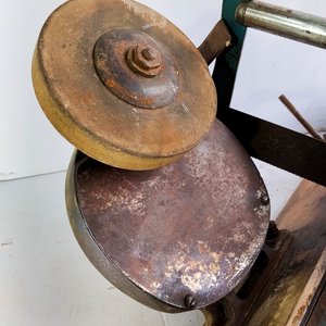 Sierra Ingletadora Manual con Piedra de Afilar y Base de Madera - imagen 5