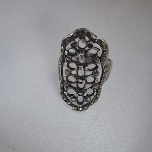 Anillo de Plata con Diseño Calado y Piedras - imagen 2