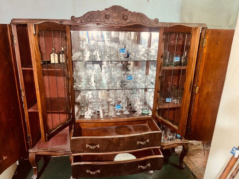 Cristalería de 4 puertas con 2 cajones de madera - imagen 3