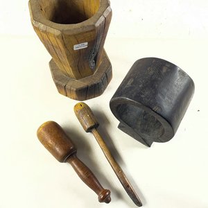 Conjunto de 3 Piezas de Madera: Florero, Pieza Circular y Mano de Mortero - imagen 2