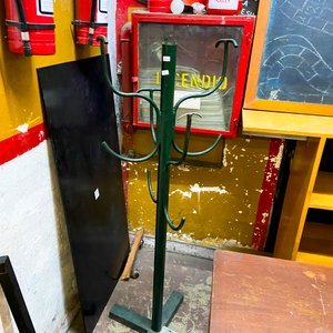 Lote siguiente: Perchero de Pie Metálico Verde