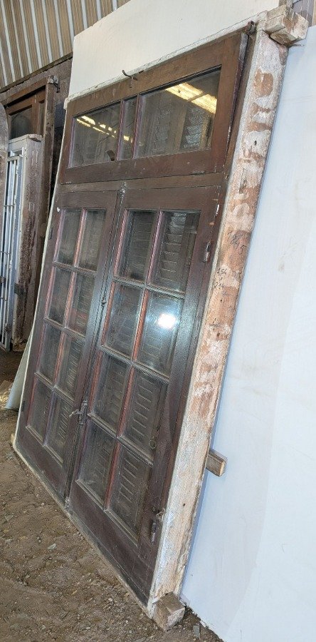 Ventana antigua con dos hojas batientes y banderola superior - imagen 5