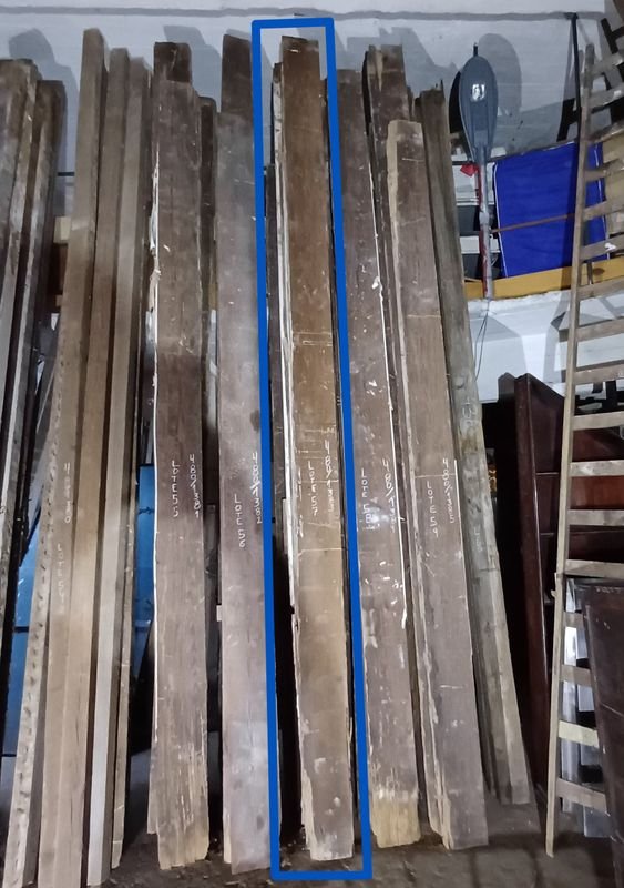Lote anterior: Siete tirantes de pinotea con rastros de polilla