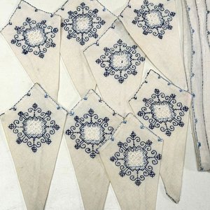Mantel Blanco con Bordado Azul y Servilletas - imagen 5