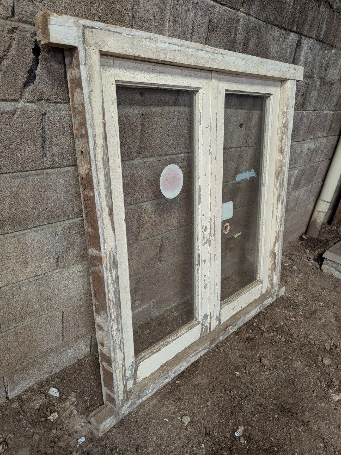 Ventana antigua con dos hojas batientes en cedro y marco de pinotea - imagen 4